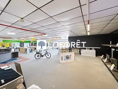 location local d'activités 743 m²