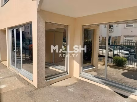 location local professionnel 65m²