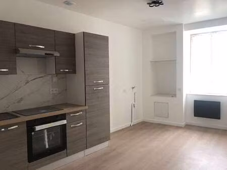 location appartement 2 pièces à châteaulin (29150) : à louer 2 pièces / 22m² châteaulin