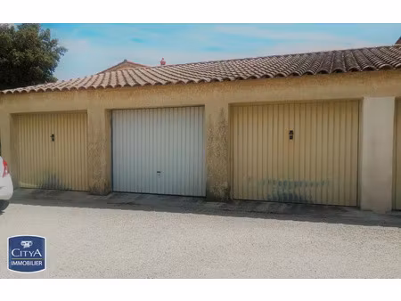 parking à louer 12 m² - saint-mitre-les-remparts (13) - 100€