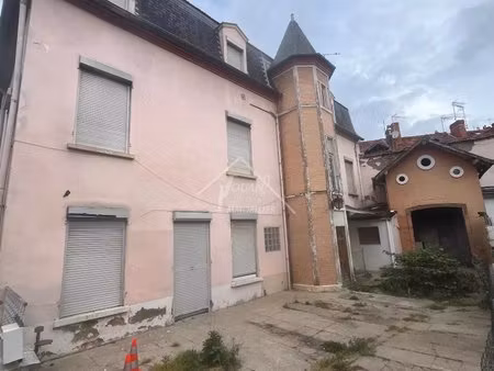 exclusivite vichy immeuble de cinq appartements a renover