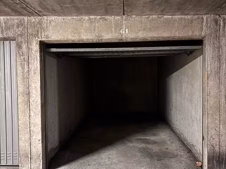 garage fermé en sous-sol mairie du 8ème - bachut