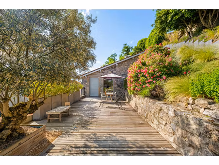 maison en pierre revisitée au coeur du vieux bourg de montagny
