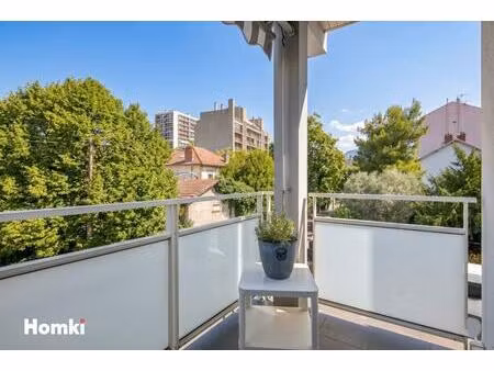 t4 lumineux d’environ 80 m² au 2e étage d’une petite copropriété sécurisée  avec balcons  