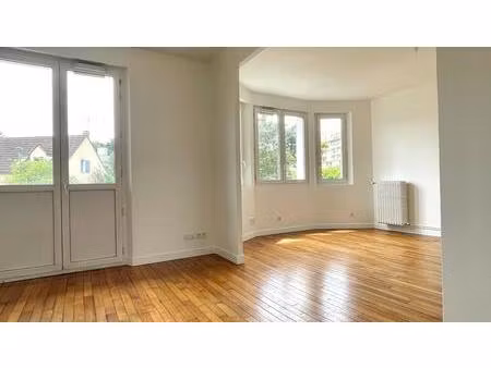 beau t4 avec double séjour et un balcon