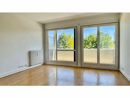 grand studio de 33m² avec cave et parking