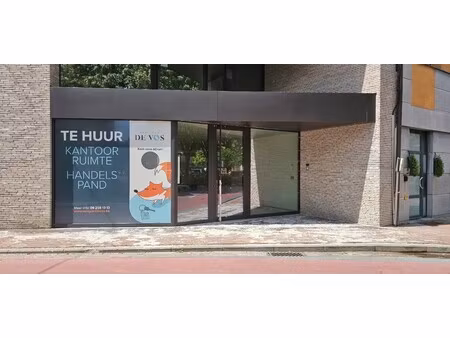 stijlvolle handelsruimte op het dorpsplein te evergem