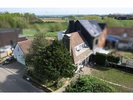 maison 3 façades avec 2 chambres  grand garage et un jardin.