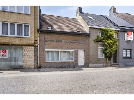 te renoveren huis met vier slaapkamers en tuin in kruibeke