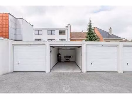garagebox met elektrische poort in verzorgde omgeving