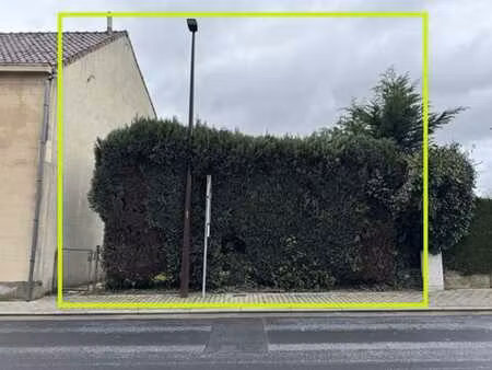 beau terrain à bâtir pour maison à deux façades (3a 12ca)