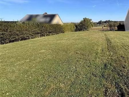 superbe terrain dans un environnement calme