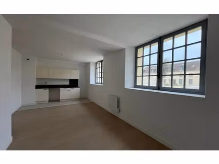 location appartement  84.11 m² t-2 à compiègne  1 195 €