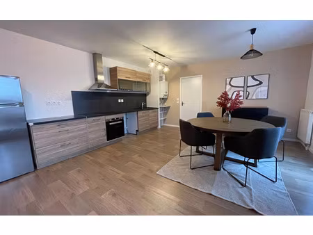 location appartement  m² t-3 à la riche  879 €
