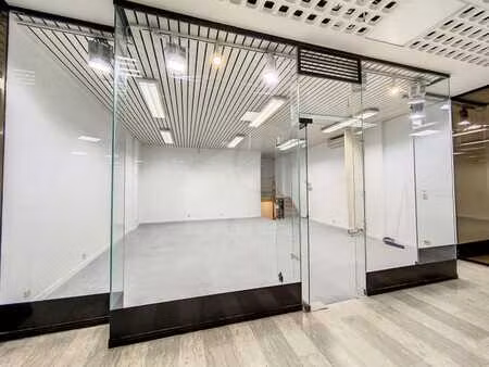 beau rez commercial remis à neuf sur 2 niveaux: rez + sous-s