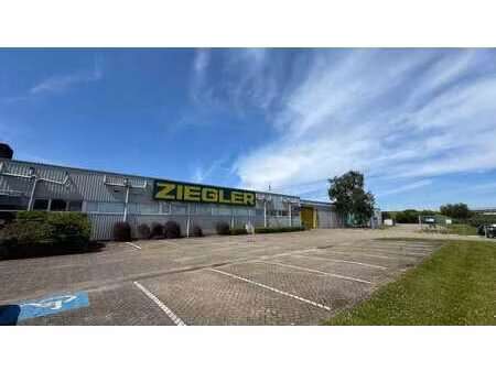 entrepôt de 4.870 m² avec 185 m² de bureaux et 915 m² de ...