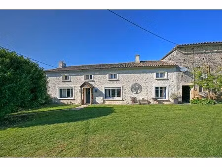 ferme et cottage  chacun avec 3 chambres/2 salles de bain  jardin.