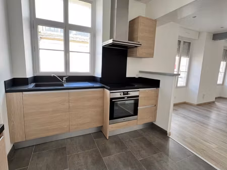 centre historique de sens  appartement type 3 pièces vue sur