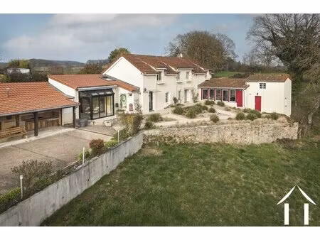 grande maison avec piscine  vue magnifique