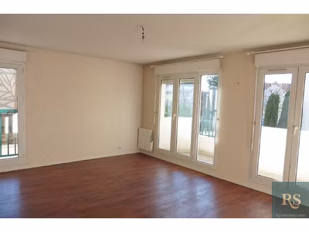 3 pièces plein centre avec balcon sur jardin - au calme - ré