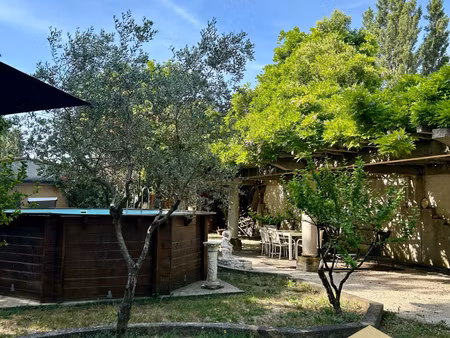 coup de cœur : maison rénovée de plain-pied sur 777 m² de terrain arboré