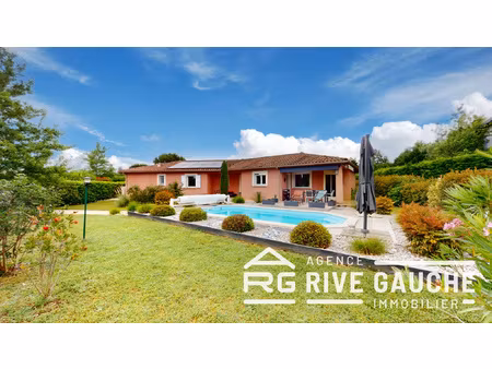 maison contemporaine de plain-pied avec piscine et prestati