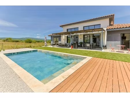 villa contemporaine de plain-pied avec vue pic saint loup et piscine pierre de bali