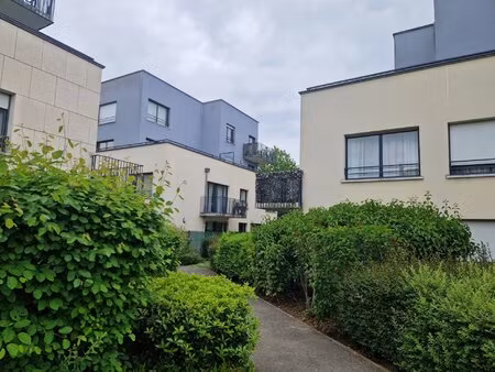 val d'europe - dernier étage avec balcon sans vis-à-vis