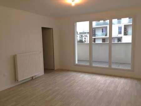 t2 avec balcon et parking à corbeil essonnes