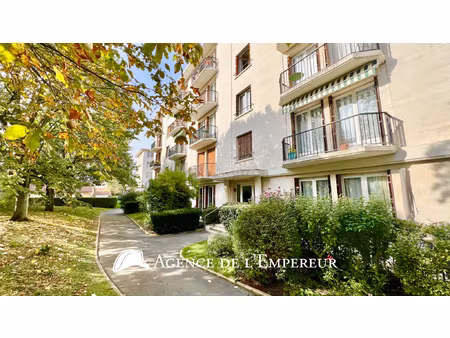 appartement 3 pièces avec balcon et cheminée.