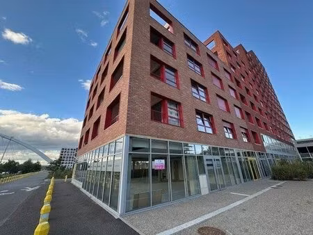 local commercial neuf ( livre brut de beton )