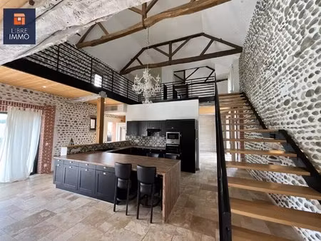 à louer  belle propriété de caractère de 402 m²