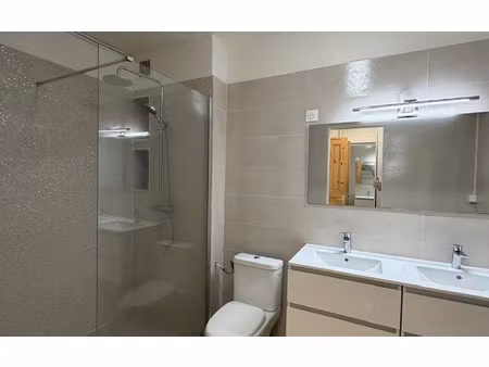 location appartement  113.64 m² t-4 à les abymes  1 300 €