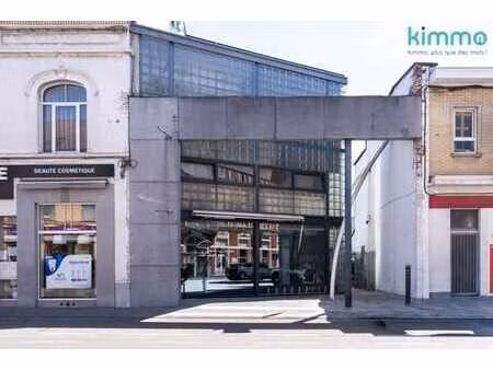 immeuble commercial avec grande vitrine et 3 parkings
