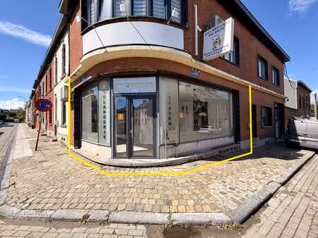 commerce avec belle vitrine à louer