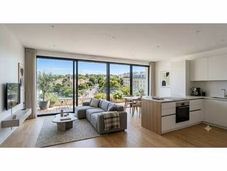 **rare: 4 pièces avec terrasse rooftop proche métro avec parking + cave**