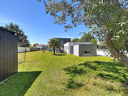 carquefou centre contemporaine sur près de 1000m² de terrain !