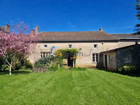 maison de ville avec beaux volumes  annexes et jardin clos de 57