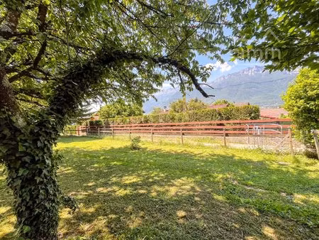 terrain constructible plat d'environ 600 m² - bel environnement - calme -