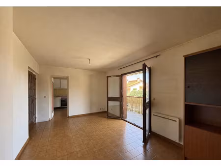 à vendre appartement f1 avec terrasse proche centre de cér