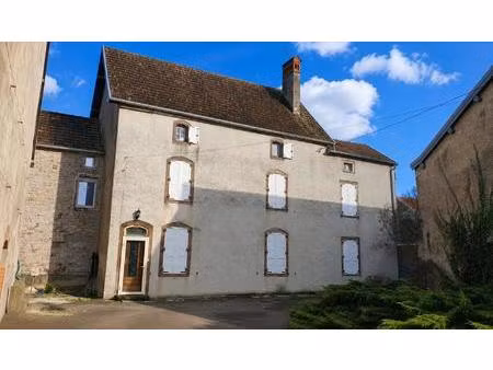 maison de caractère avec jardin clos et dépendances