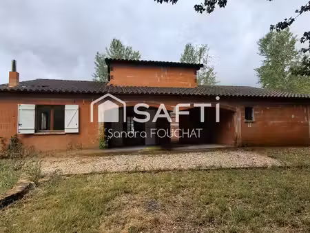 maison traditionnelle sur terrain agricole – calme