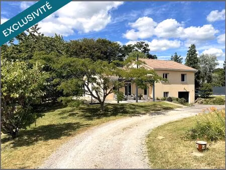 jolie maison trés entretenue avec jardin arboré