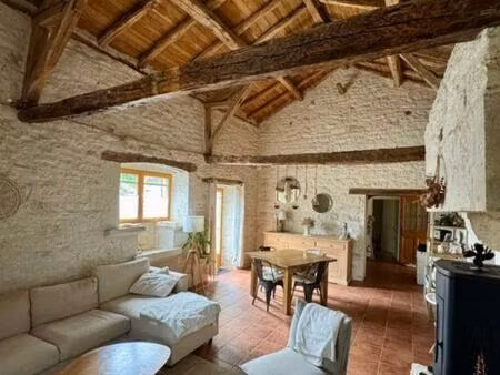 maison en pierre avec piscine couverte chauffée