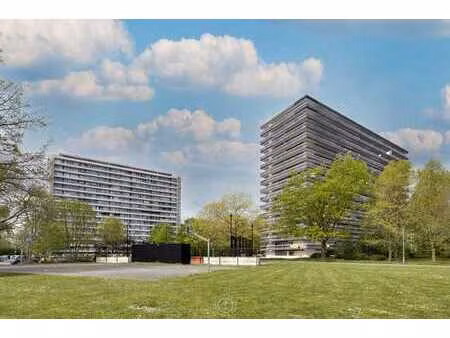 lichtrijk hoekappartement op de 14de verdieping met panor...