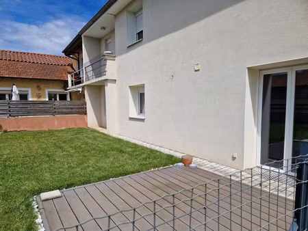 a louer très joli appartement en rez de jardin dans petit immeuble sur bourg en bresse