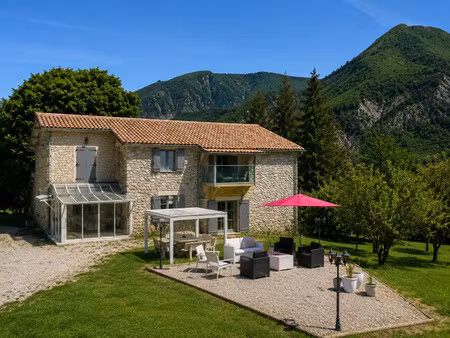 domaine 230m2 sur 2 hectares de terrain