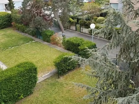 t3 dans résidence fermée et arborée