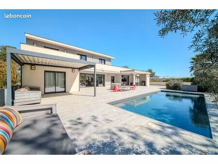 maison 8 pièces 325 m²
