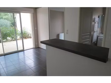 location appartement  m² t-2 à la rochelle  691 €